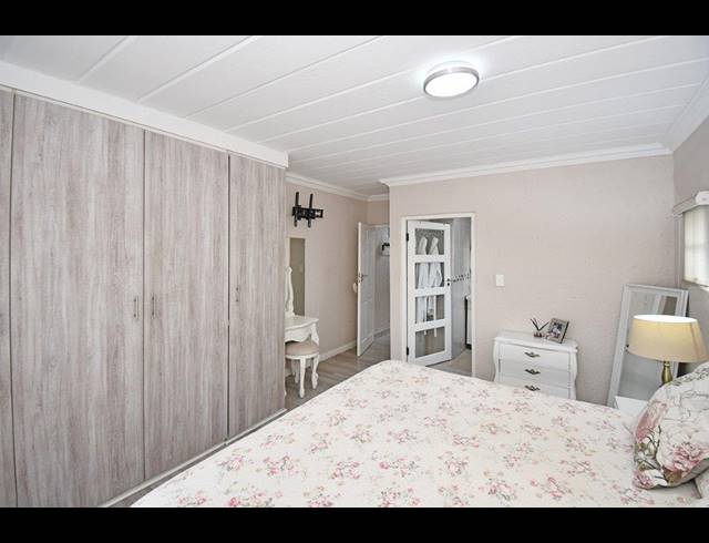 2 BEDROOM APARTMENT FOR SALE IN DOWERGLEN EXT 4